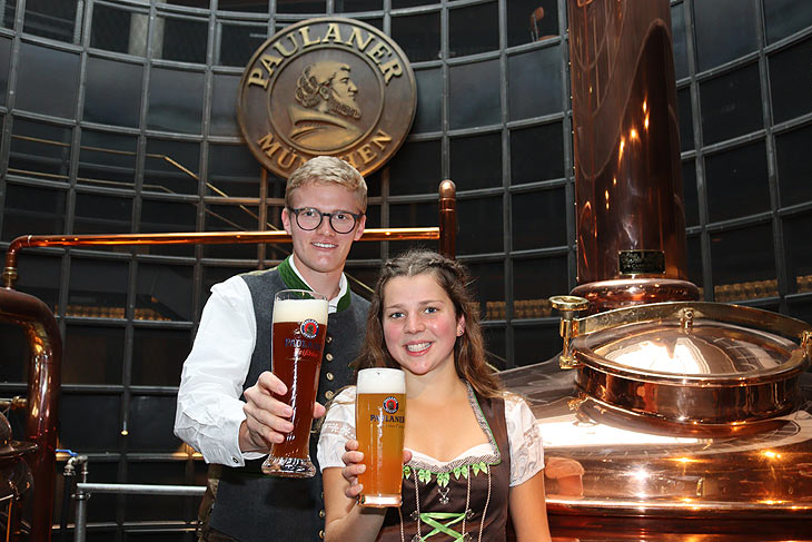 Luis Heiß  und Annalena Ebner mit ihrem Meistersud von 2020 bzw. 2021 (©Fotpo: Martin Schmitz)